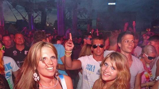 Nature One tanzt sich zum Besucherrekord durch die zweite Partynacht