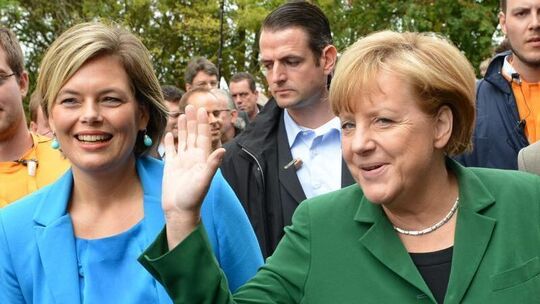 Julia Klöckner (l.) mit Angela Merkel