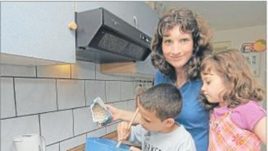Angela Lamrabti bereitet mit ihren Kindern Jassim und Anisa Flapjacks zu.