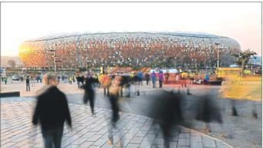 Das Soccer- City- Stadion von Johannesburg liegt auf etwa 1800 Metern Höhe - wird hier heute Abend die Luft für Deutschlands Au