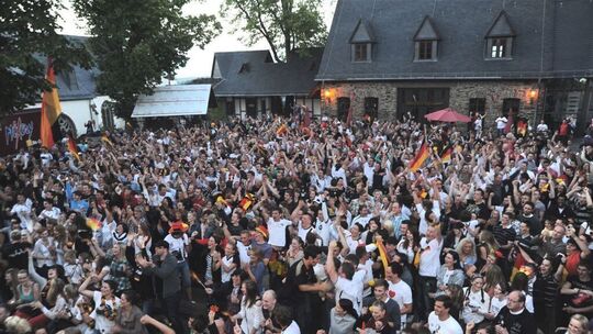 Kastellaun: 1300 jubelnde Fußballfans auf der Burgruine