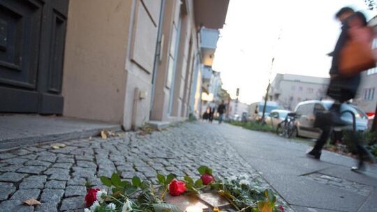 Geschmückte «Stolpersteine»