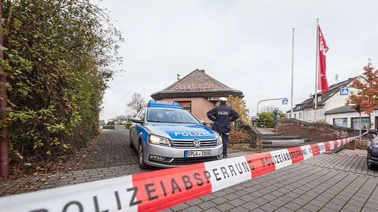 Maskierter überfüllt Sparkasse in Horhausen Foto: Sascha Ditscher
