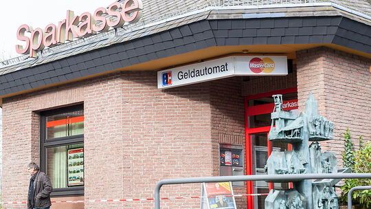 Maskierter überfüllt Sparkasse in Horhausen Foto: Sascha Ditscher