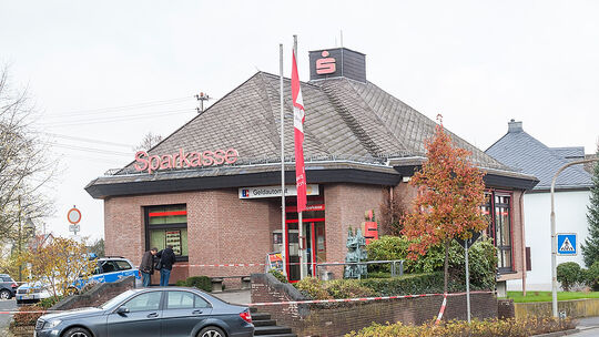 Maskierter überfüllt Sparkasse in Horhausen Foto: Sascha Ditscher