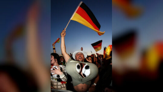 So wild feiern die deutschen Fans - und hinter jeder Maskerade verbirgt sich ein anderer Fan-Typus. So wild feiern die deutschen Fans - und hinter jeder Maskerade verbirgt sich ein anderer Fan-Typus.