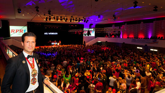 Die Bässe stampfen, die Narren tanzen: Großgastronom Kenan Tayhus Anfang 2013 bei einer Karnevalsparty in der Rhein-Mosel-Halle