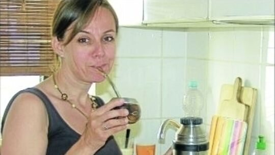 Loreley Lübbe backt einen Kuchen zum WM-Spiel. Dazu trinkt sie gerne den original Mate-Tee.