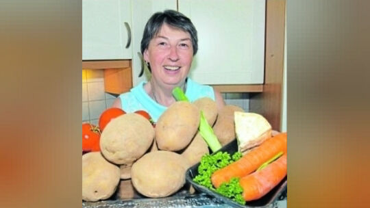 Silvia Enders zeigt die guten Zutaten, die es für ein leckeres WM-Kartoffelgericht braucht.