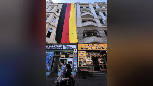 Fußball als verbindendes Element: So wie hier an einem Handyshop in Berlin-Neukölln bekennen sich zur WM auch viele Fans mit Wur