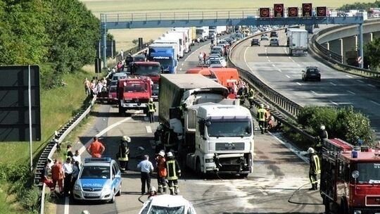 Toter bei Unfall auf der A 61 Toter bei Unfall auf der A 61