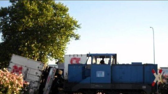 50.000 Euro Schaden: Lok kollidiert mit Lkw 50.000 Euro Schaden: Lok kollidiert mit Lkw