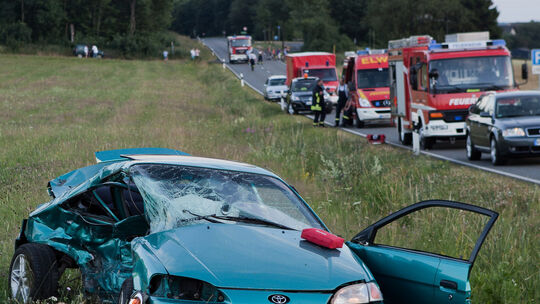 Fahrer geflohen: A3 mit Deutschlandfahnen verursachte tödlichen Unfall