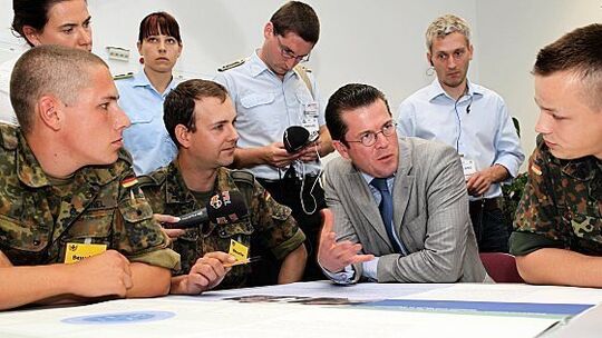 Guttenberg in Koblenz: Bundeswehr muss "in der Fläche" bleiben Guttenberg in Koblenz: Bundeswehr muss "in der Fläche" bleiben
