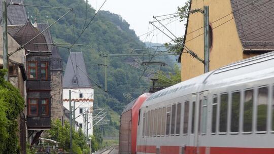 Ein Zug fährt durch Bacharach