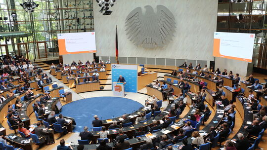 Im früheren Bundestag, dem heutigen World Conference Center (WCC), sprachen Medienschaffende und Politiker über die Herausforder Im früheren Bundestag, dem heutigen World Conference Center (WCC), sprachen Medienschaffende und Politiker über die Herausforder