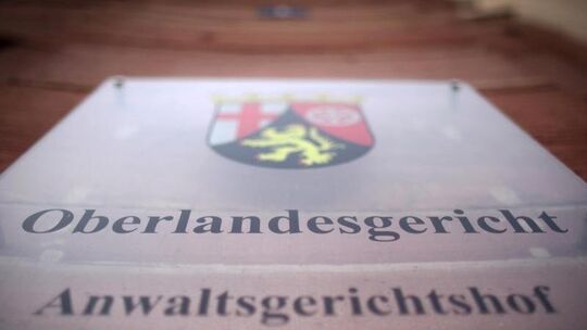 Das Türschild des Oberlandesgericht in Koblenz