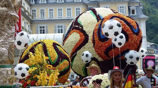 Fotos: Prachtvoller Blumenkorso in Bad Ems wird kräftig gegossen