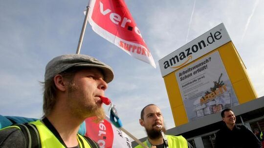 Streikende Amazon-Mitarbeiter in Rheinberg