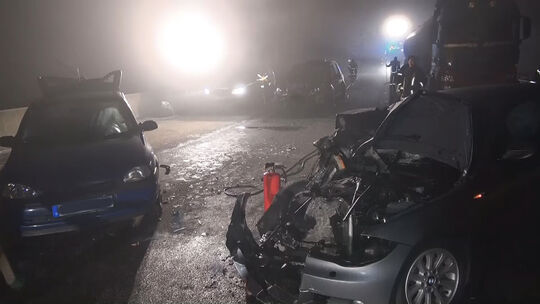 Nebel und Rauch: Massenunfall auf der A48
