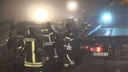 Nebel und Rauch: Massenunfall auf der A48