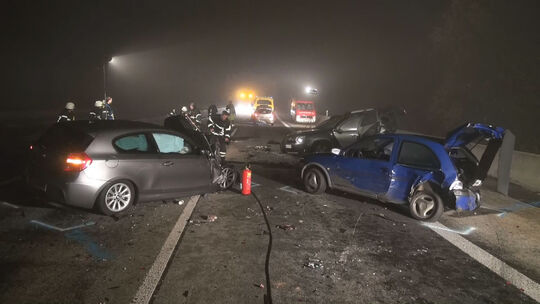 Nebel und Rauch: Massenunfall auf der A48