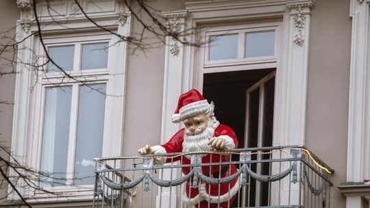 Weihnachtsdekoration auf dem Balkon