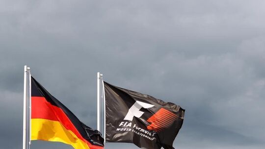 Eine deutsche und eine Formel-1-Fahne