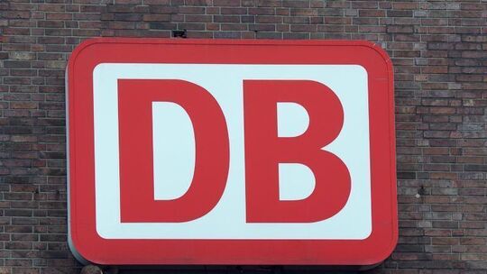 Unternehmensschild der Deutschen Bahn