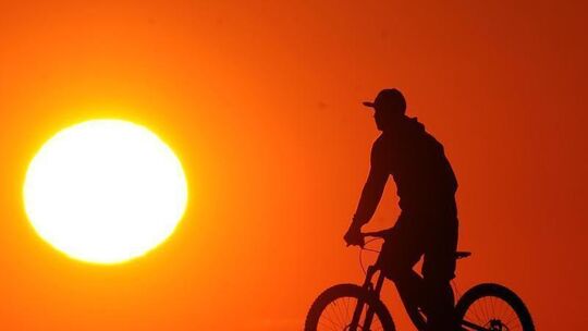 Jugendlicher bei Sonnenuntergang