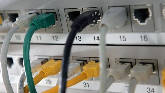 Netzwerkkabel in einem Verteiler