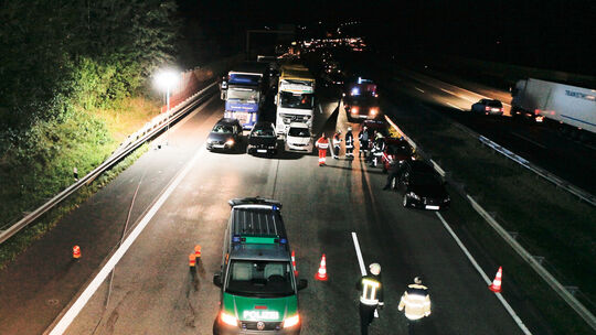 Fußgänger stirbt bei Überquerung von Autobahn