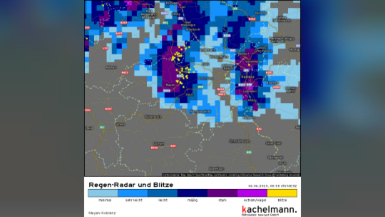 Um 0.55 Uhr in der Nacht zum Festival-Samstag zeigt das Radar von Kachelmannwetter.com Dutzende von Blitzen und extremen Regen d