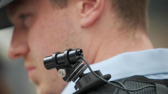 Ein Polizist testet die mobile Videoüberwachung Ein Polizist testet die mobile Videoüberwachung