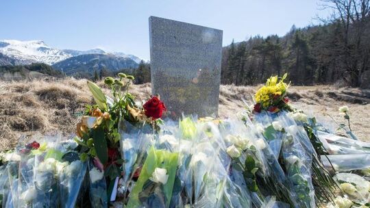 Gedenkstele für die Opfer des Flugzeugunglücks