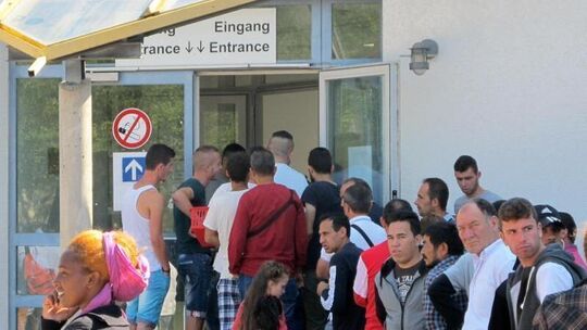 Flüchtlinge stehen vor der AfA in einer Schlange