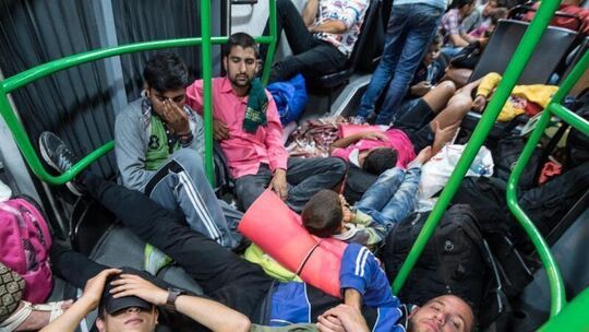 Ungarn schickt Flüchtlinge in Bussen zur Grenze