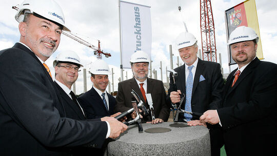 Feierstunde: Der Grundstein für das neue RZ-Druckhaus ist gelegt