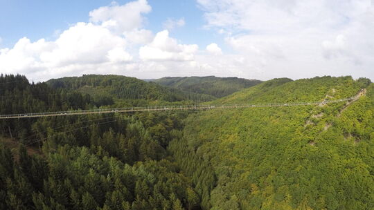 Die längste Hängeseilbrücke Deutschlands – eröffnet am Tag der Deutschen Einheit 2015.