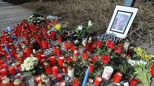 Mord aus Frust: Ex-Schüler wegen Bluttat an Lehrer vor Gericht