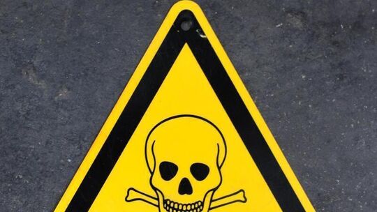 Warnschild mit Totenkopf