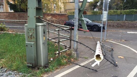 Nachdem der Lkw-Fahrer über den Bahnübergang fuhr, blieb die zerstörte Schranke zurück.