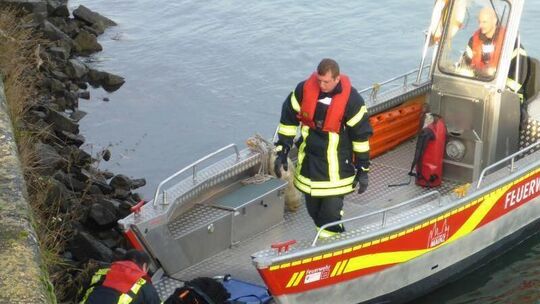 Feuerwehr rettet Hund am Rheinufer
