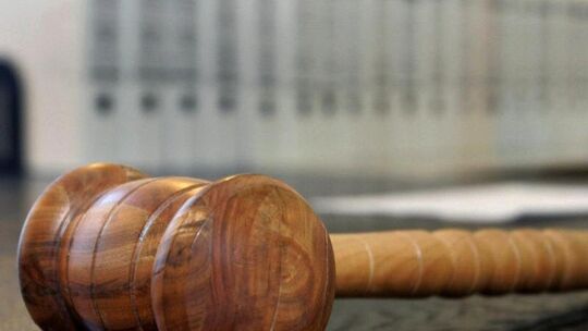 Hammer auf Richterbank