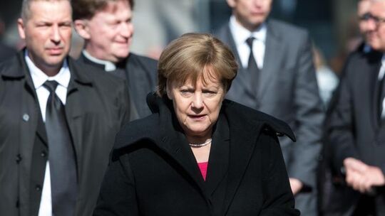 Merkel nimmt Abschied von Westerwelle Merkel nimmt Abschied von Westerwelle
