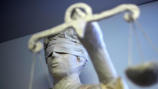Die Statue Justizia