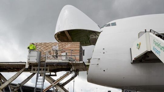 Eine Frachtmaschine am Flughafen Frankfurt-Hahn