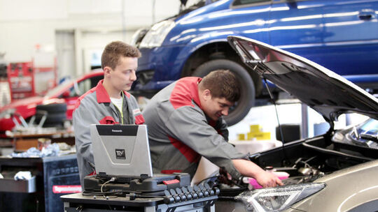 Lehrling Franz Derksen (links) und Geselle Kemal Ziems (rechts) in einer Autowerkstatt in Neuwied-Block. Eine Ausbildung in der