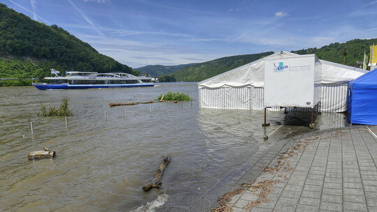 Hochwasser: Festzelt in Kamp-Bornhofen steht derzeit im Rhein
