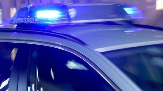 Ein Blaulicht auf einem Polizeiwagen